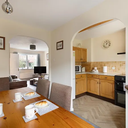Ebor House Cosy 3-bed House With Parking