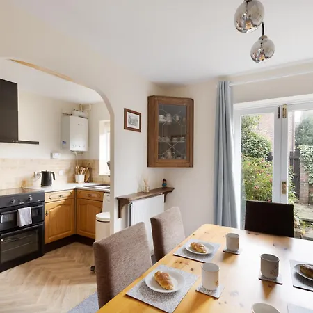 Сasa de vacaciones Ebor House Cosy 3-bed House With Parking